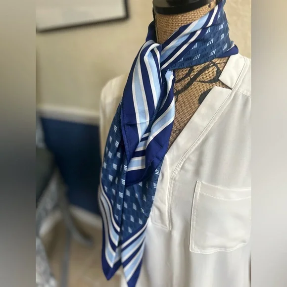 Vineyard Vines 100% Silk Navy & White Scarf - Picture 4 of 16